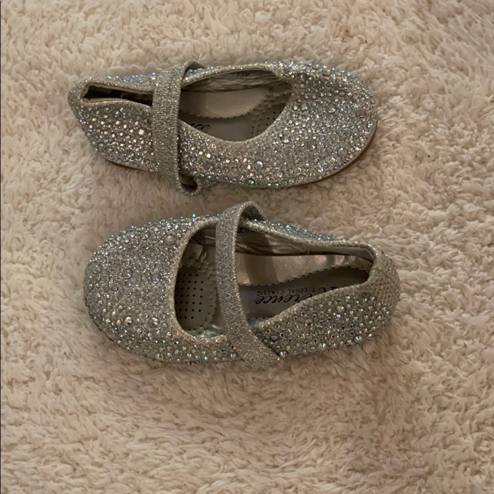 3/15- Little girl sparkle shoes-sz 4